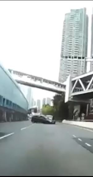 SUV 司機不滿被 Benz 爬頭公路上演「碰碰車」  終「攬炒」相撞