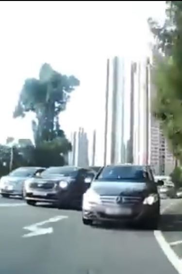 SUV 司機不滿被 Benz 爬頭公路上演「碰碰車」  終「攬炒」相撞