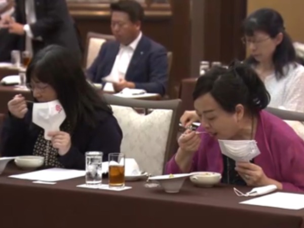 【新冠肺炎】日本大學研發手持式口罩 邊食飯邊拿口罩毫無違和感？