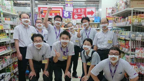 日本店員戴「笑容口罩」待客！太詭異會有反效果？