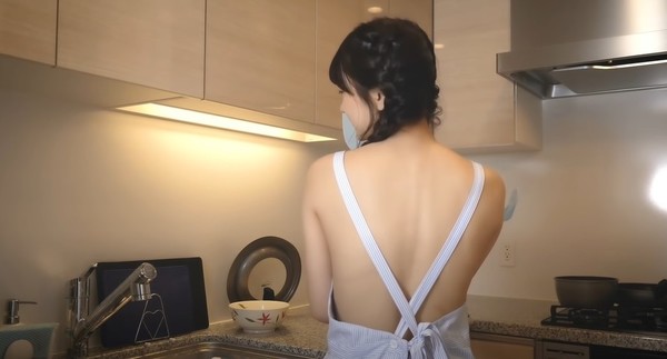 【有片睇】最搏 YouTuber？日本人妻真空穿圍裙煮飯