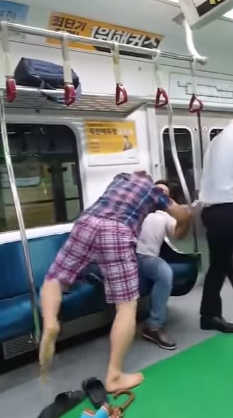 【南韓疫情】醉酒大叔坐地鐵無戴口罩 乘客勸阻竟被拖鞋掌摑