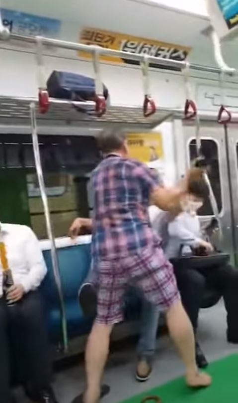 【南韓疫情】醉酒大叔坐地鐵無戴口罩 乘客勸阻竟被拖鞋掌摑