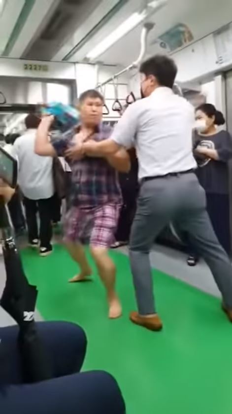 【南韓疫情】醉酒大叔坐地鐵無戴口罩 乘客勸阻竟被拖鞋掌摑