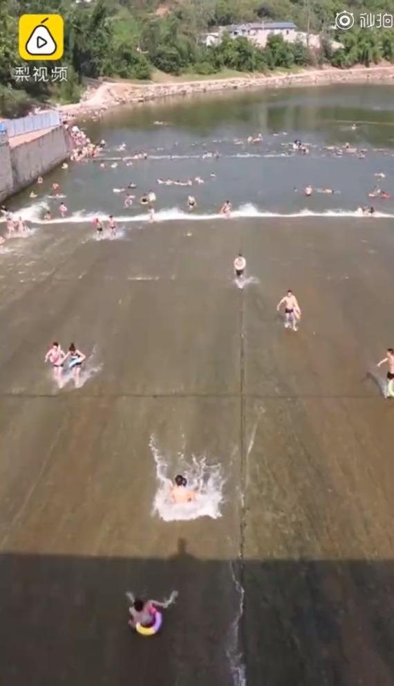 遊客硬闖重慶發電廠 洩洪渠化身「水上樂園」網民轟「要玩不要命？」