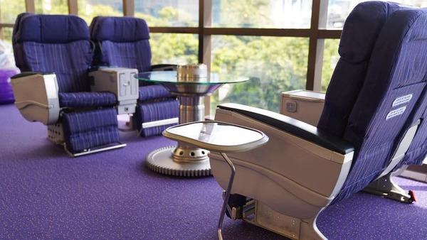 泰航開飛機主題餐廳自救！採用真實登機梯機艙座椅