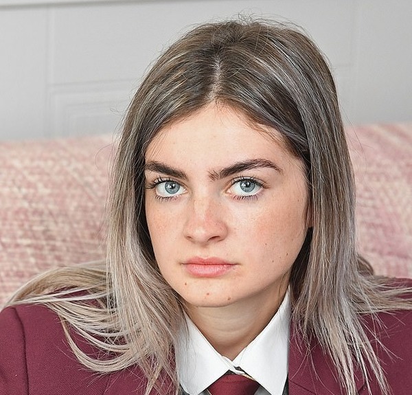 英女學生被指化妝上學不準入校園  老師當眾拭擦眉毛感受辱