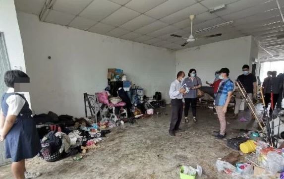 【虐待兒童】父母長留三姊妹在鄉下  與 13 隻狗同住屋內衛生極惡劣