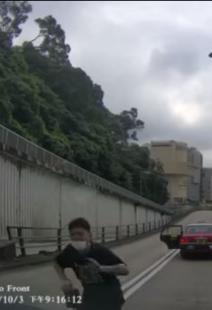 【超危險】的士乘客高速公路突「跳車」  網民批：搭霸王車可以去到幾盡？