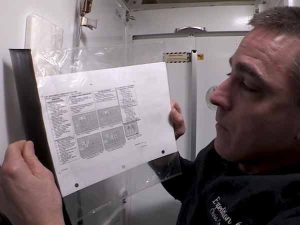 NASA 太空人帶你睇 WHC「太空廁格」 大小二便各有辦法【有片睇】