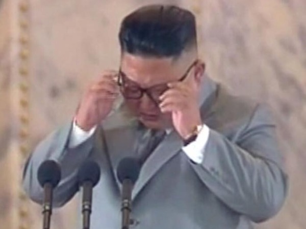 金正恩為無法改善北韓經濟流淚道歉  網民笑問：眼前「金仔」是否替身？