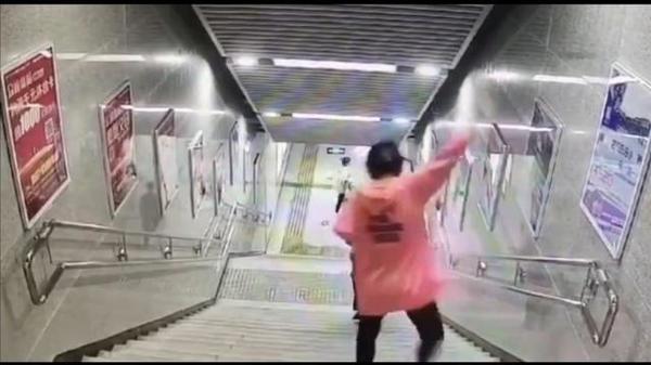 【CCTV 睇晒】20 歲低頭族掛住睇電話  碌落地鐵站樓梯臉部著地險毀容