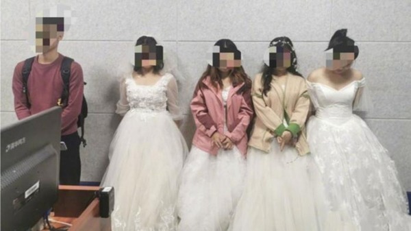 攝影師帶 4 女到路軌拍婚照 網民：想搞冥婚？