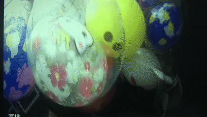 電梯內點打火機氫氣球秒爆   致 5 人燒傷