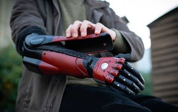 Konami 授權推出《MGS 5》蛇叔義肢！型格仿生義肢助殘疾機迷