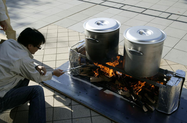 日本防災公園驚現「爐灶長椅」！用硬幣扭開即變煮食爐灶