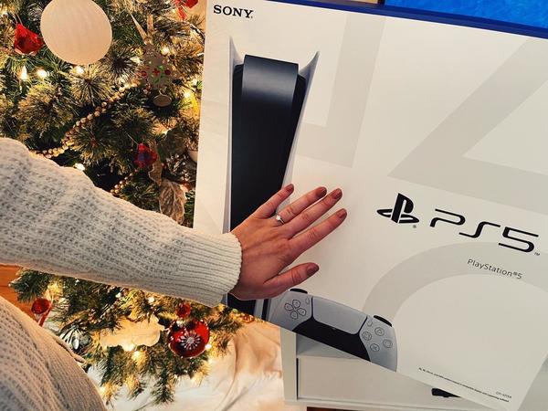 PlayStation 5 竟成求婚熱門禮物？ 網民瘋曬 PS5 ＋ 鑽戒
