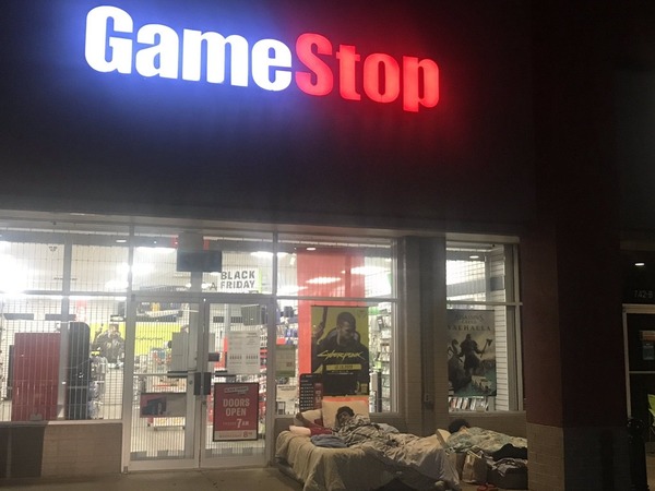 美國遊戲玩家搬床至店門 邊睡邊排等買 PS5
