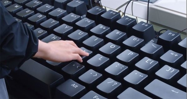 內地廠推 16 倍大機械式鍵盤  重 25kg 開價 10 萬元