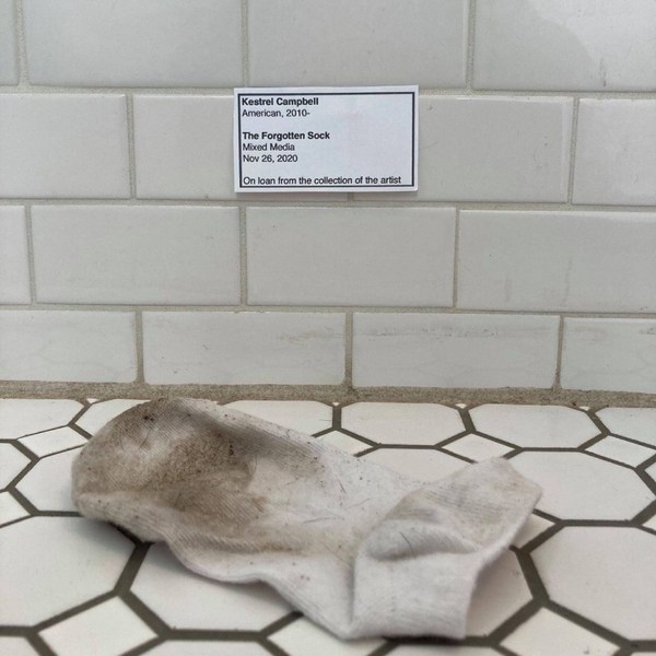 女兒於廁所亂丟髒襪子 媽媽決定搞「另類藝術展」教女