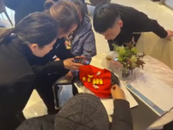 中國土豪母子擲「金元寶」買樓  霸氣嚇得經紀不敢收？