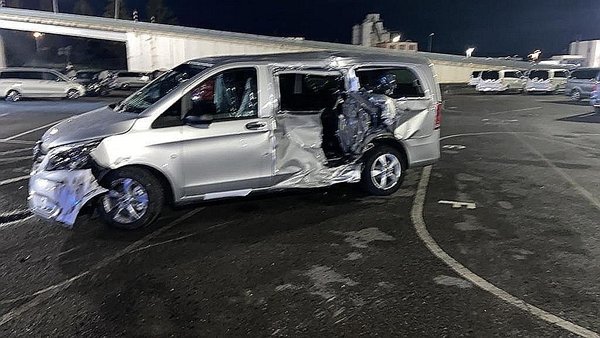 西班牙 Benz 員工被「炒魷」 駕剷泥車撞毀 69 部新車洩憤