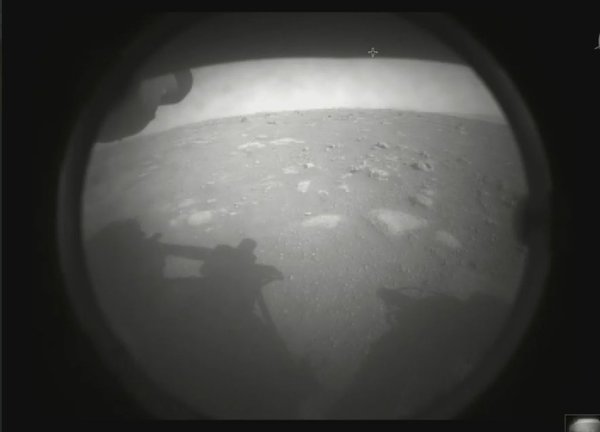 NASA 毅力號傳回首張火星表面照！網民瘋改圖 PS 外星人照