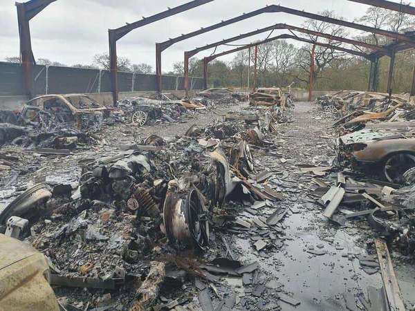 【e＋車路事】英國超跑車庫失火 燒毀 80 輛天價名車