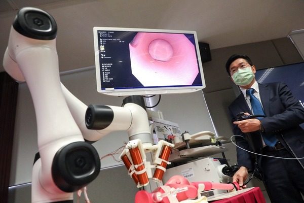中大研發微型機械人  可進入人體細管道協助微創手術