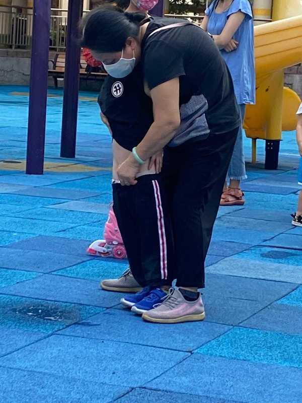 家長為小孩除褲公園當眾小便 網民怒斥無公德心