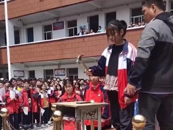 河南中學「集體砸手機」 要求學生親手用鐵鎚打爛