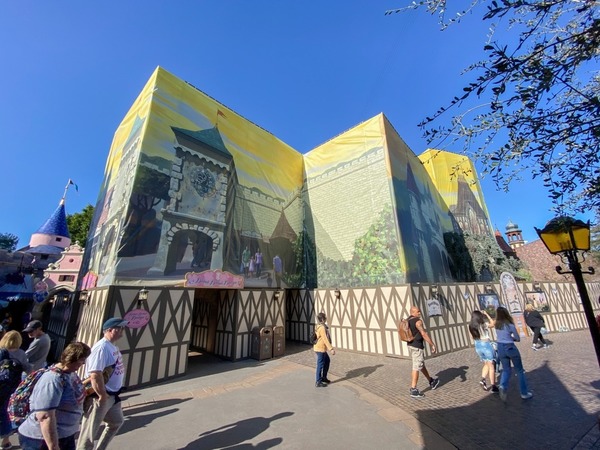 美國加州迪士尼樂園上星期五起(4 月 29 日)有限度重開,並加入新遊樂設施-白雪公主的魔法願望。 美國加州迪士尼樂園上星期五起(4 月 29 日)有限度重開,並加入新遊樂設施-白雪公主的魔法願望。