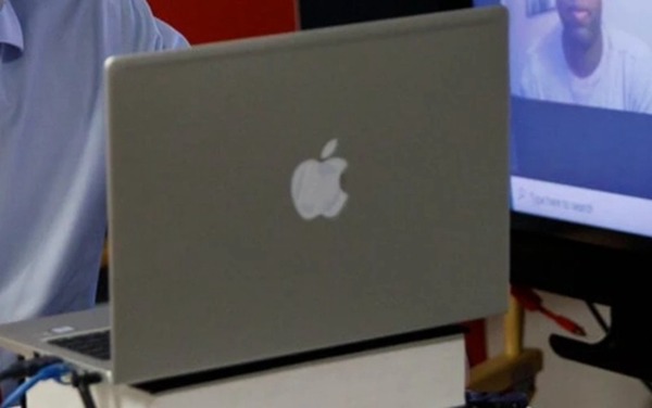 杜魯多被踢爆用冒牌 MacBook? 用 Apple 貼紙遮蓋 HP 標誌