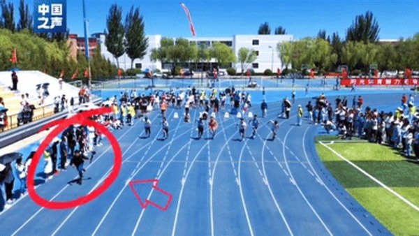 攝影師手持 5kg 器材  百米短跑比運動員更快？