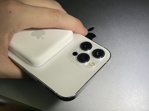 【實試影片】Apple MagSafe 官方電池上手試 輕巧易拎提示清晰！