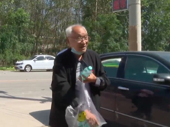 【e＋車路事】放寬駕駛執照年齡限制  90 歲老伯成功考獲車牌