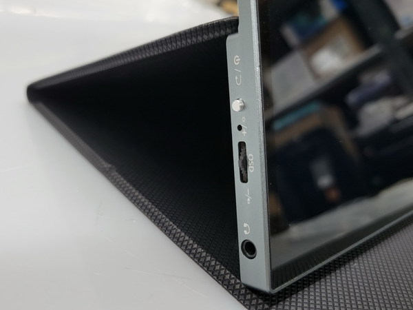 Lenovo 內置底座、Intehill 用 QLED 面板     $2K 入手 USB 顯示器 