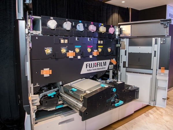 印出霓虹光管招牌! Fujifilm BI 新機增霓紅色碳粉