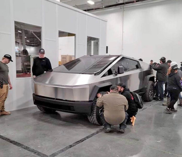 Tesla Cybertruck 量產版首次曝光 亮銀車身非常耀眼