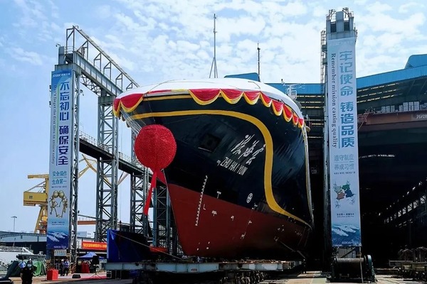 中國首艘 AI 無人船下水 美媒指可軍用做無人機母艦