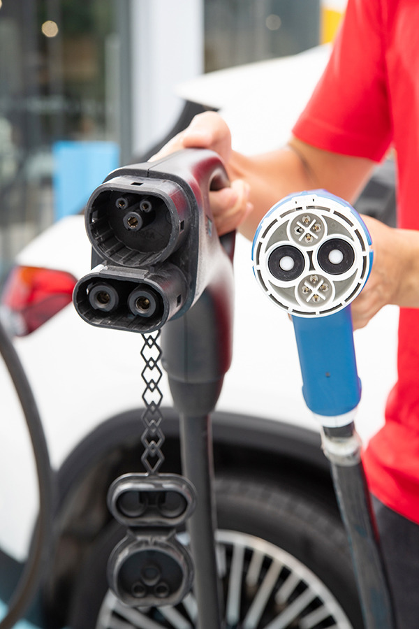 Shell全港首個油電站啟用 最齊全汽車美容 歎住按摩椅等充電 入油換JDM復刻跑車