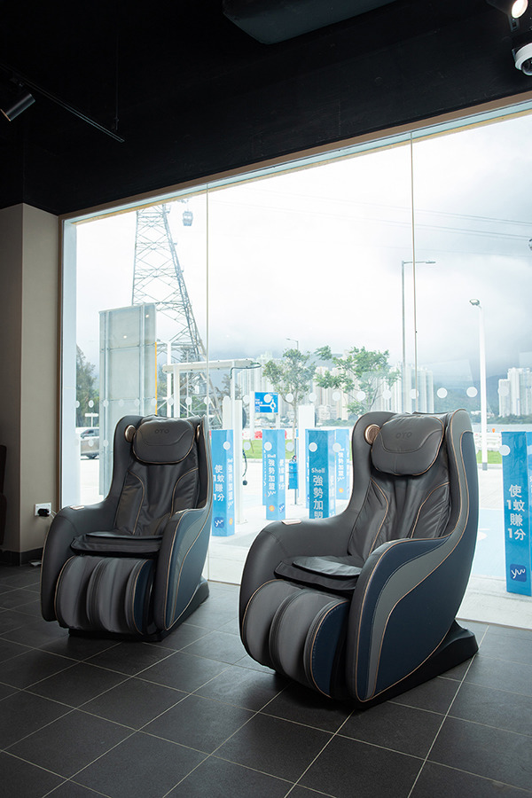 Shell全港首個油電站啟用 最齊全汽車美容 歎住按摩椅等充電 入油換JDM復刻跑車