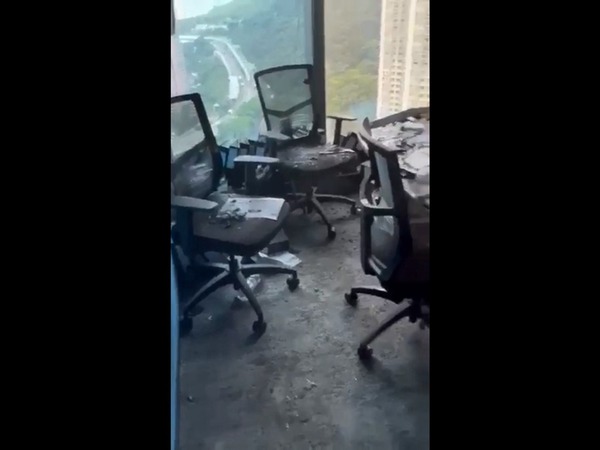 疑用電腦替風扇充電發生爆炸 荃灣辦公室文件燒毀散落