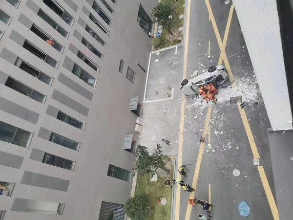 蔚來新能源車衝出上海總部大樓 從 5 樓直墜 2 人送院