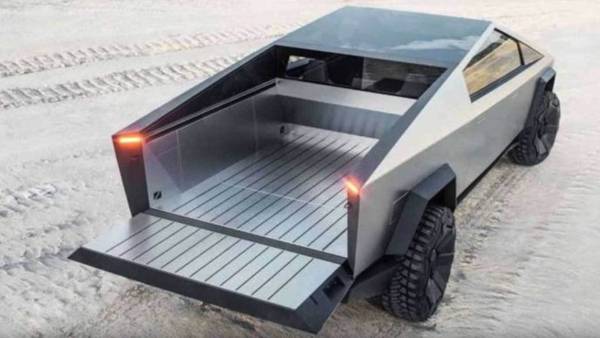 Tesla 展示太陽能拖車 電動車配「尿袋」延長續航力