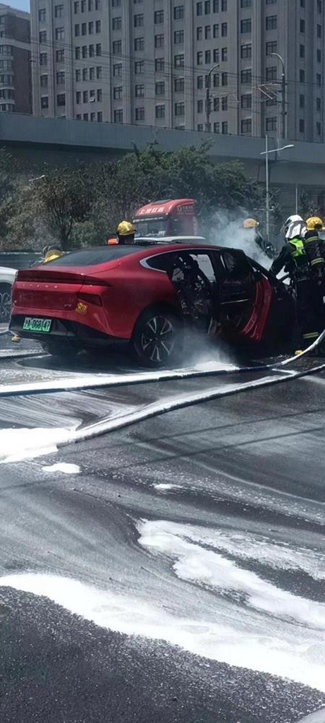 小鵬 P7 上海街頭起火 路面異物撞穿電池