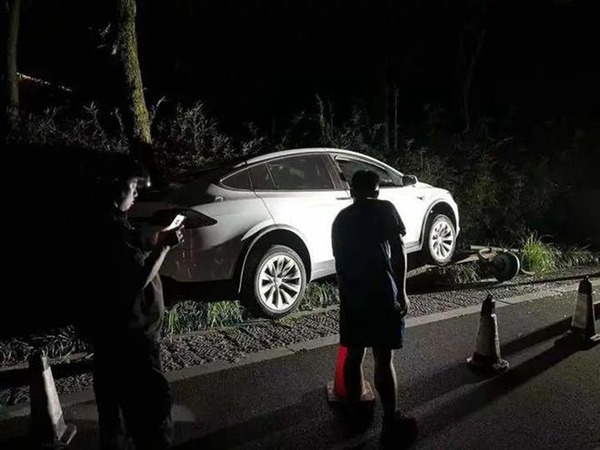 醉後用自動駕駛撞燈柱 Tesla 質疑車主說法不實