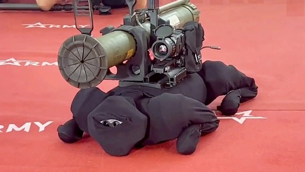 俄羅斯軍展推配火箭炮機械狗 疑為中國產品淘寶有售