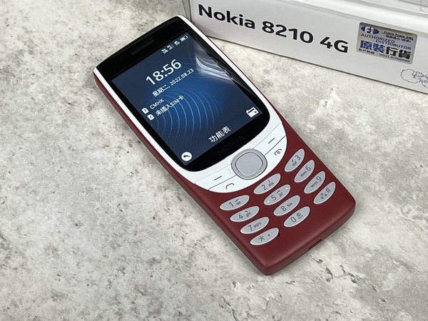 Nokia 8210 4G 大屏幕操作更方便！機頂引入小電筒功能