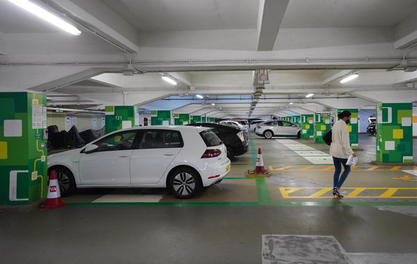 電動車充電徵費提前上路 政府停車場最快下半年實施